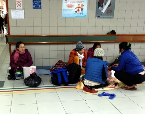 Rét cắt da cắt thịt, người nhà bệnh nhân co ro ngoài hành lang tìm cách trốn lạnh